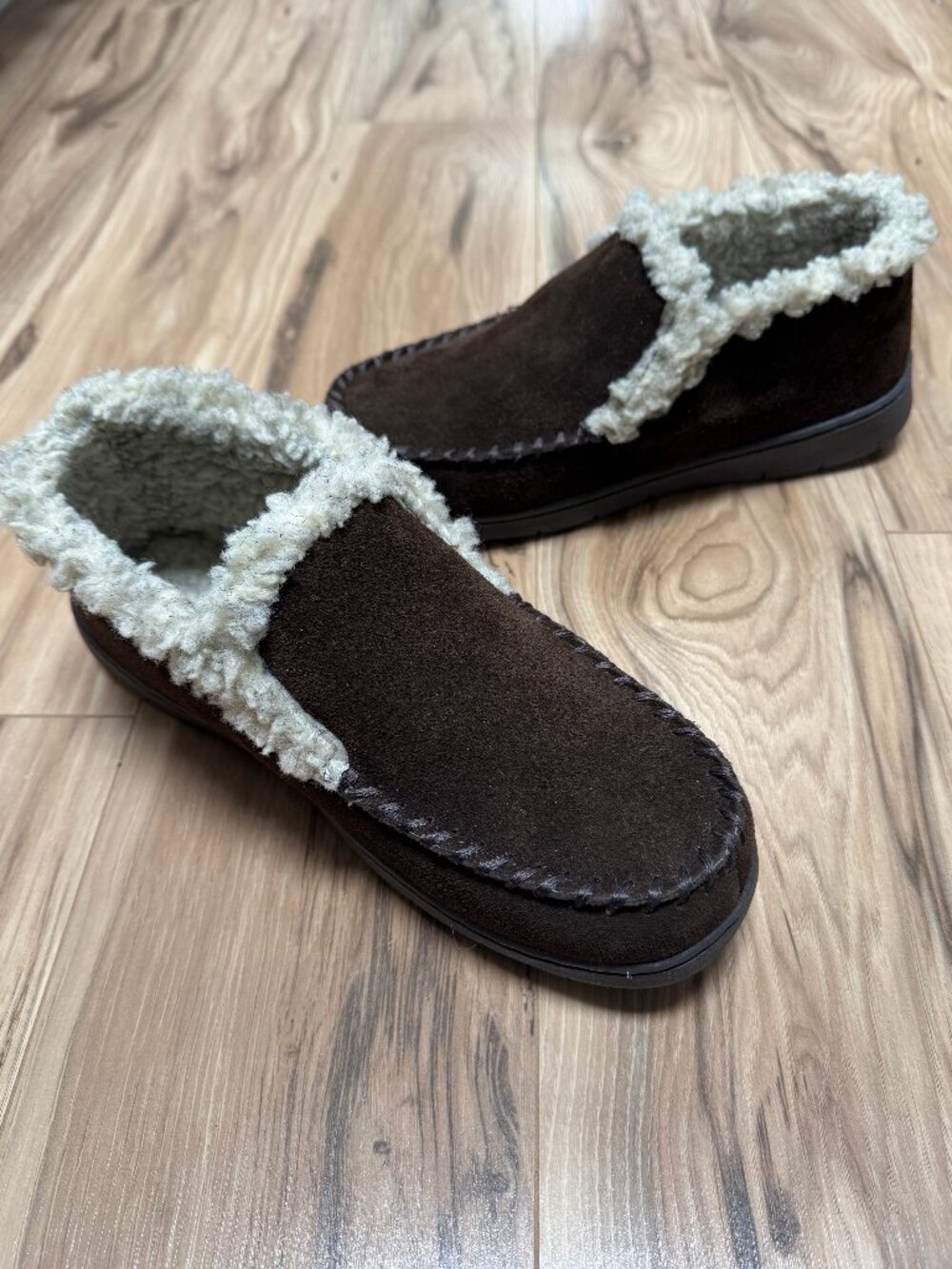 Clark’s Men’s Brown Andrew Slip On Moccasin Sherpa Slippers Suede Uppers Size 9
